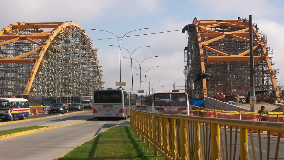 Puente Ejército, Lima, Perú