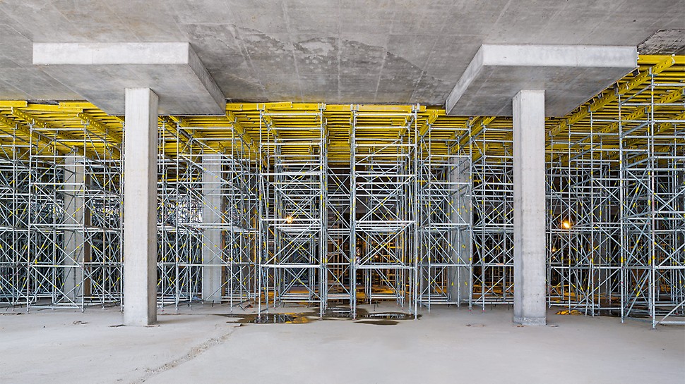 PERI UP shoring towers support the MULTIFLEX Girder Slab Formwork in order to efficiently construct the cast in-situ slab at a height of almost 8 m.