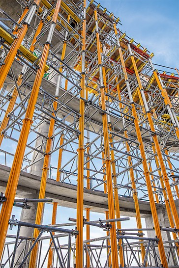 Bis zu 16 m hohe MULTIPROP Lasttürme bilden das formgebende Tragsystem für den Stahlbeton- Randträger.