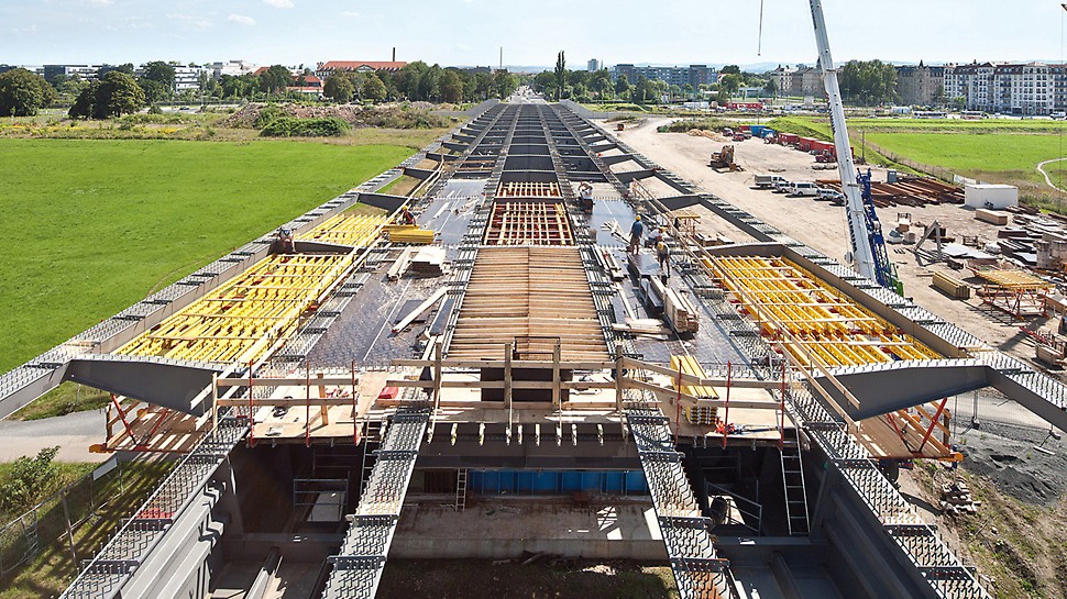 Most Waldschlösschen, Dresden, Njemačka - na predmontiranim jedinicama oplate složenim od VARIOKIT sistemskih komponenti iz najma rešetkasti nosači GT 24 služe za polaganje oplatne ploče. 