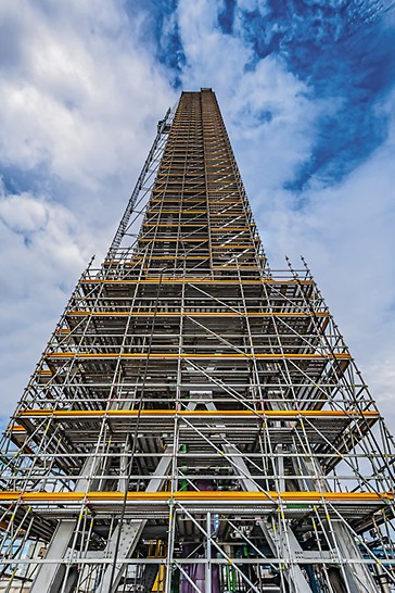 Vanaf een hoogte van 12 m versmalt de stellingconstructie. Dit zorgde voor een enorme materiaalbesparing en verminderde de montage-inspanning. (Foto: Intering GmbH)