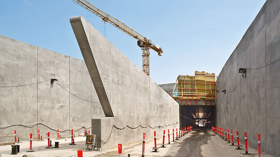 Nordhavnstunnellen - Væggene i tunnelindgangen er karakteristiske med deres specielle form. De blev udført med projektdesignet dragerforskalling med GT 24 trægitterdragere på speciallængder.