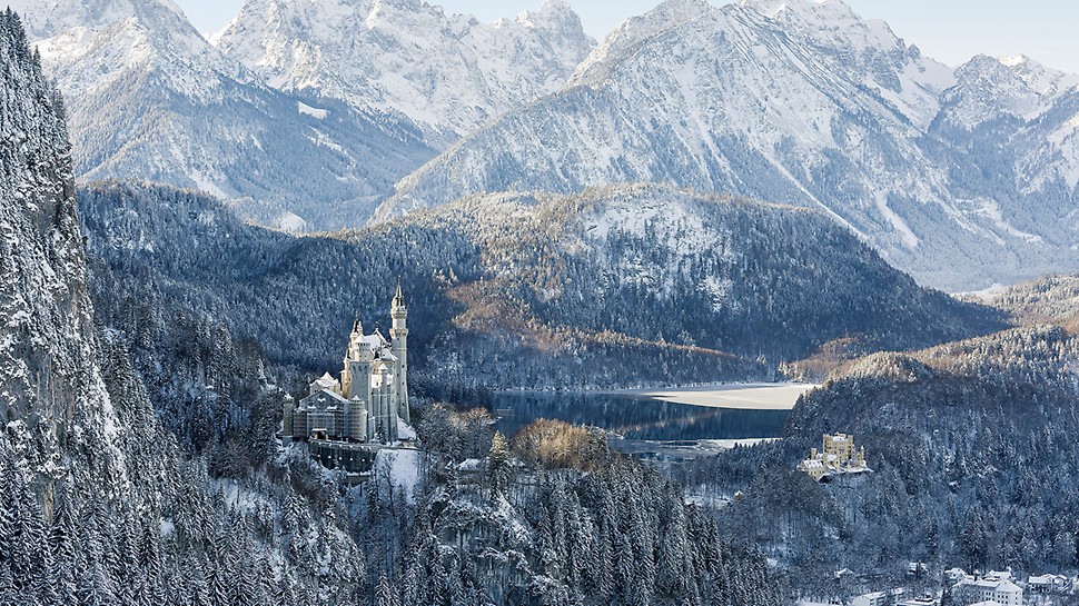 Castello di Neuschwanstein: l’eccezionale ubicazione del castello e l’intenso afflusso di visitatori hanno costretto a lavorare in spazi molto ristretti, senza l’impiego di sollevatori telescopici né di gru