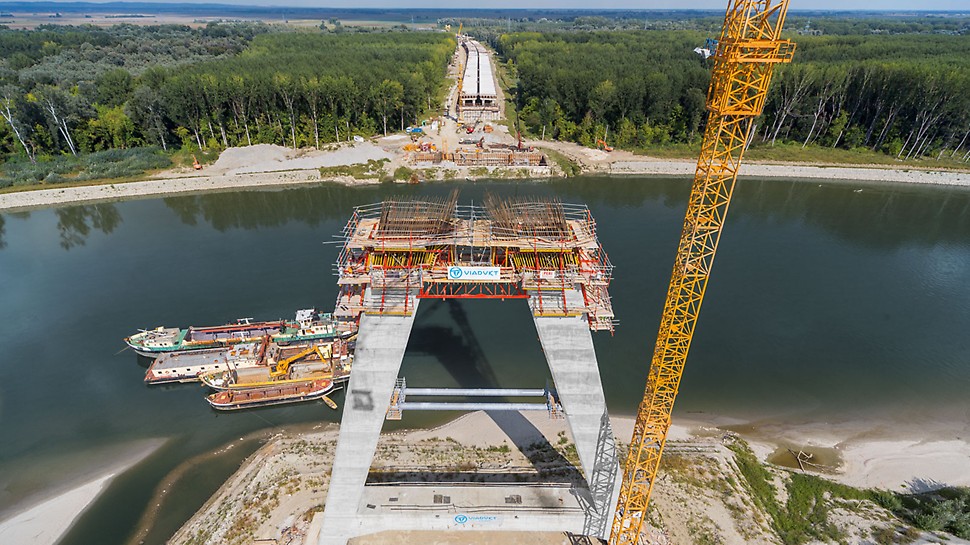 Most preko reke Drave, Osijek, Hrvatska - za izradu pilona kombinovana su dva PERI sistema penjajućih oplata - CB i RCS.