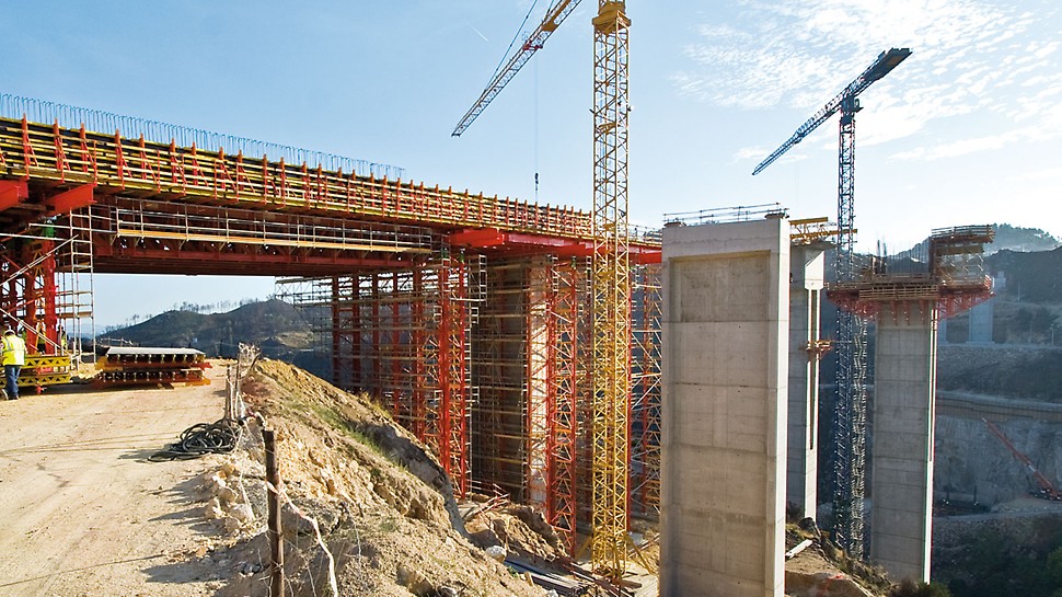 Motorway bridge over the Rio Sordo, Vila Real, Portugal - The VARIOKIT falsework was an important element of a comprehensive PERI formwork and scaffolding solution for the 412 m long motorway bridge which spans the Rio Sordo.