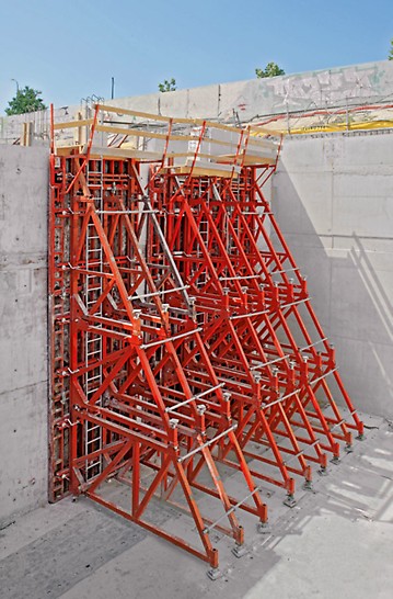 Kozły SB-A0, -A, -B, -C użyte do betonowania ścian w deskowaniu jednostronnym do wysokości 8,75 m z użyciem deskowania TRIO.
