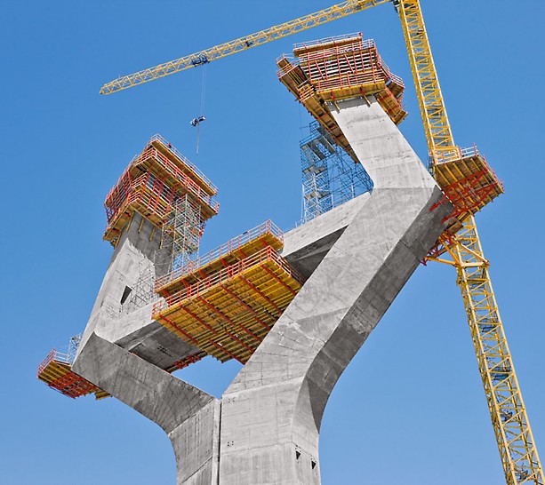 Puente de La Pepa, Bahia de Cádiz, Spanien - Die VARIO GT 24 Wandschalung kletterte auf ACS R Selbstkletterkonsolen nach oben. Arbeitsplattformen und Zugangstechnik wurden ebenfalls mit Standardsystemen ausgeführt.