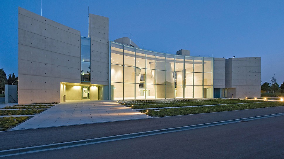 Kontrolní satelitní centrum Galileo: Perfektní povrch betonu na velmi neobvyklé budově.