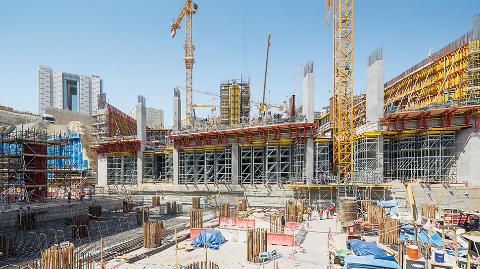 Stanice metra Msheireb, Dauhá: Individuálně řešená systémová koncepce bednění a podpěrného lešení, dodávky materiálu podle potřeby stavby a nepřetržitá podpora přímo na stavbě napomohly k hospodárnému průběhu výstavby a dodržení napjatého harmonogramu.