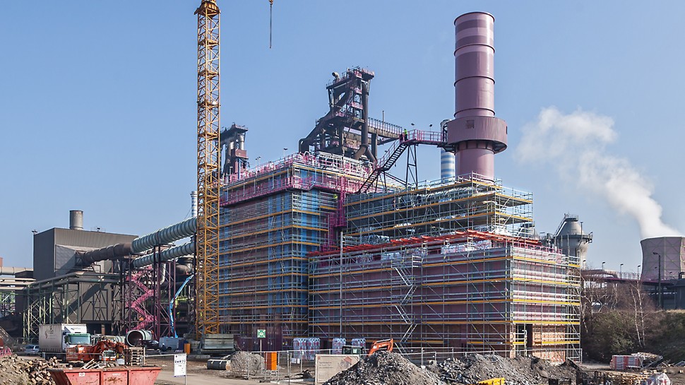 Werf met stellingen van PERI en kraan bij de bouw van het ontstoffingssysteem van hoogoven 9 van ThyssenKrupp Steel Europe in Duisburg.