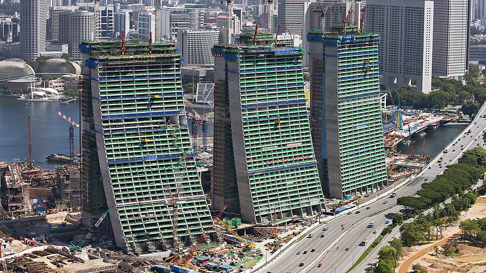 Marina Bay Sands, Singapur - pojedinačni elementi zgrade razlikuju se po širini osnove, radijusu zaobljenosti i dimenzijama pomaka, također se etaže u uzdužnom smjeru pomiču jedna u drugu. 