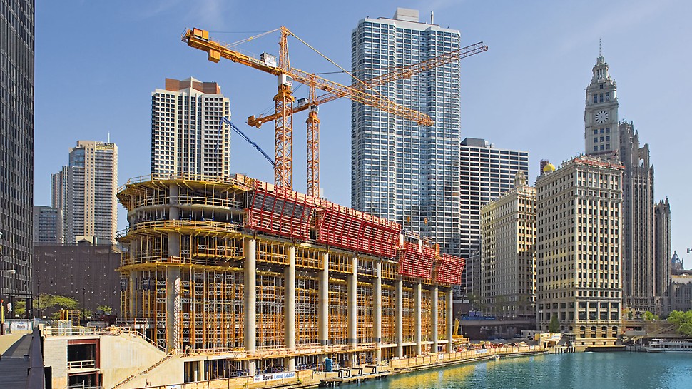 Trump International Hotel & Tower, Chicago, USA - Bei der Herstellung der massiven Stahlbetonsäulen fungieren ACS Plattformen auch als Absturzsicherung am Deckenrand.