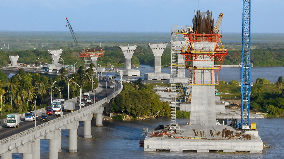 CB 240 Climbing Platforms, together with TRIO Wall Formwork, formed safe and accurate crane-climbed units for forming the pylons. In the area of the pier heads, VARIOKIT Truss Girders served as a reliable supporting construction for the working platform.