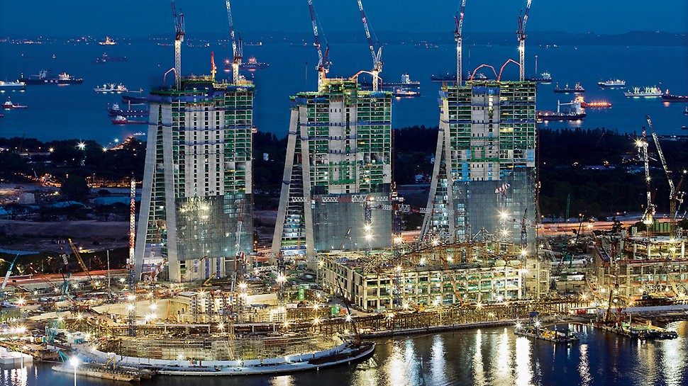Marina Bay Sands, Singapur - pomoću PERI rješenja oplate i skele hotelski tornjevi u samo četiri dana rastu za kompletnu etažu. 