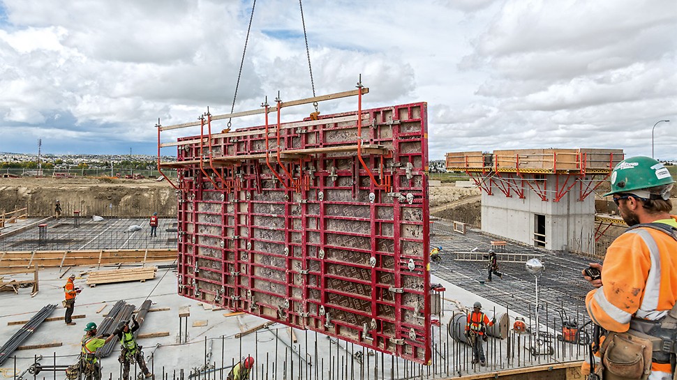 A focus on fast working: connected by means of the BFD Alignment Coupler, several 2.40 m wide MAXIMO Panel Formwork elements could be moved as one large-sized formwork unit with a single crane lift.
