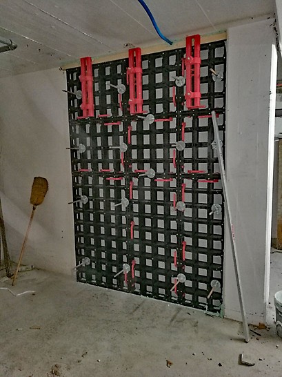 Wandverschliessung (Türöffnung) eingeschalt, bereit zum Betonieren mit SCC - Beton