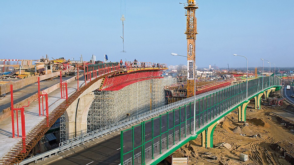 Nowe estakady Trasy Siekierkowskiej przebiegają na trzech poziomach. Dla deskowań płyty pomostowej, filarów, ścian oporowych i rusztowań podporowych PERI opracowało ekonomiczne rozwiązania.
