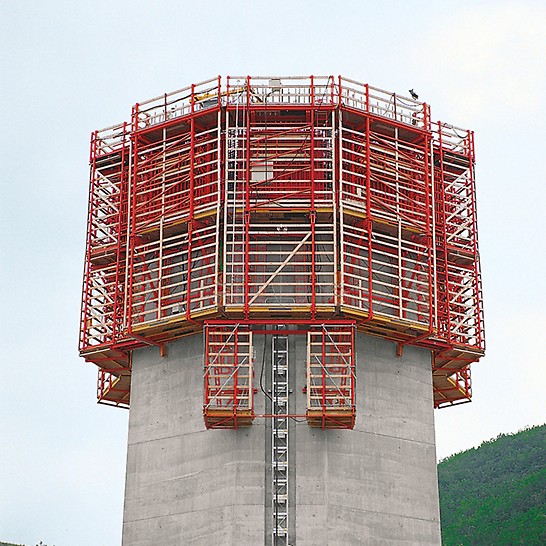 De volledige omsluiting bood optimale bescherming aan het personeel ter plaatse tijdens de constructie van het viaduct van Millau met de systemen van PERI.