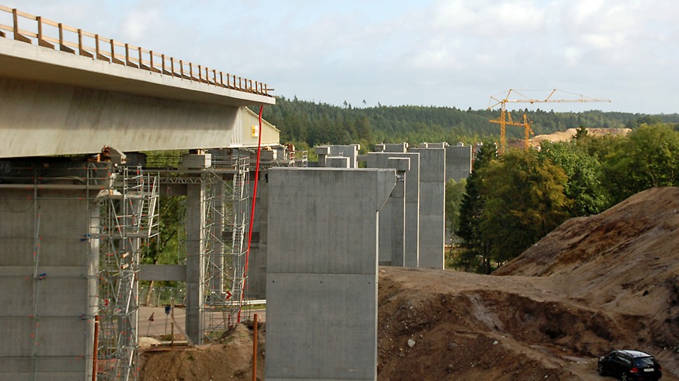 Funder Ådal - Broen er ved at tage form ud over Funder Ådal.  

 