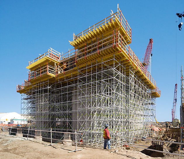 Albian Sands, Fort McMurray, Canada - Through the planning and supply of formwork and scaffolding from one source, the MULTIFLEX slab formwork and PERI UP shoring could be perfectly matched.