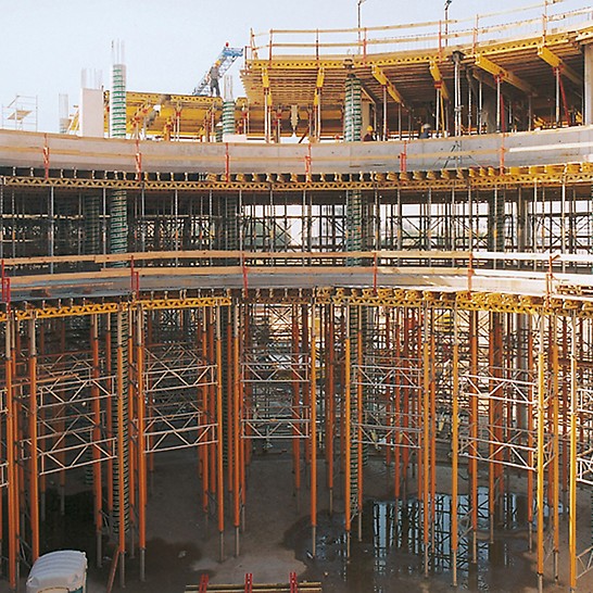 DaimlerChrysler Subsidiary Warsaw, Poland - 8 m high PERI MULTIPROP shoring for the formwork on the first standard floor inside the office block.