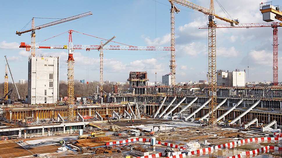Národní stadion Varšava: 42 m vysoké tribuny se budovaly jako kombinace prefabrikátů a monolitického betonu.