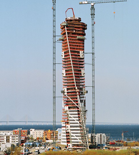 Turning Torso, Malmö, Schweden - Der Baukörper des Turning Torso dreht sich auf seinem Weg nach oben über 9 Blöcke mit je 5 Etagen um 90°.