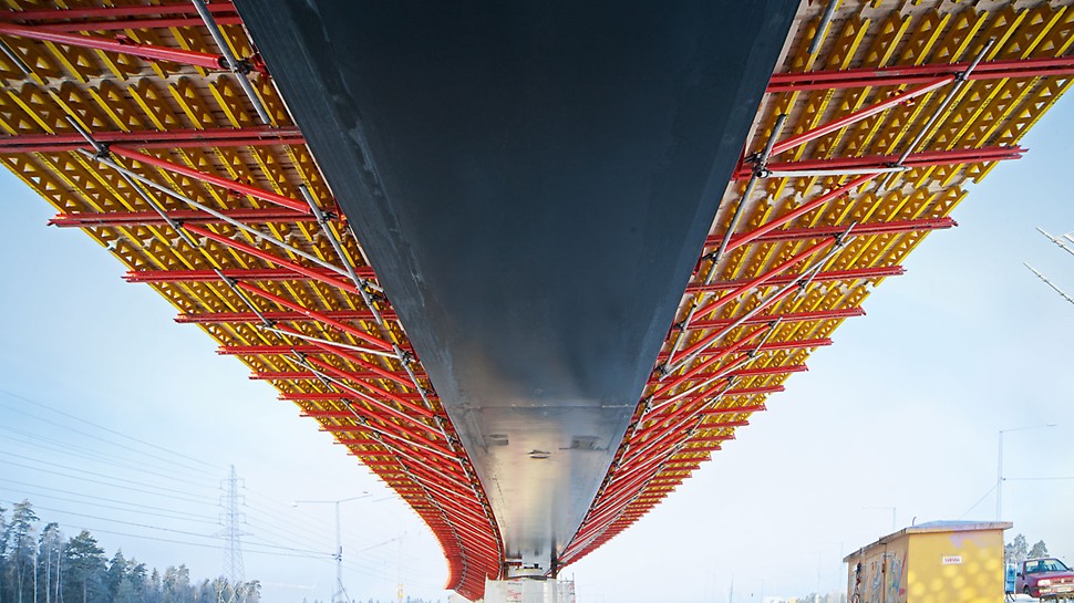 La mensola VCB per impalcati di ponti e viadotti è fissata alla struttura del ponte e movimentata con la gru