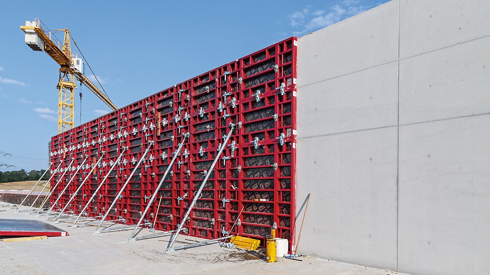 Une classe de béton apparent SB 3 était nécessaire pour le mur de 5 m de haut de la salle d’exposition de presque 100 m de long. Dans ce cadre, l’équipe du chantier a utilisé un coffrage cadre MAXIMO.