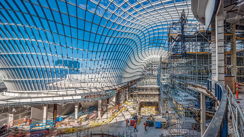 Het golvende glazen dak geeft het grootste winkelcentrum van Australië een zeer onderscheidend designelement. De unieke configuratie heeft al veel aandacht getrokken.  (Foto: David McArthur Parallax Photography)