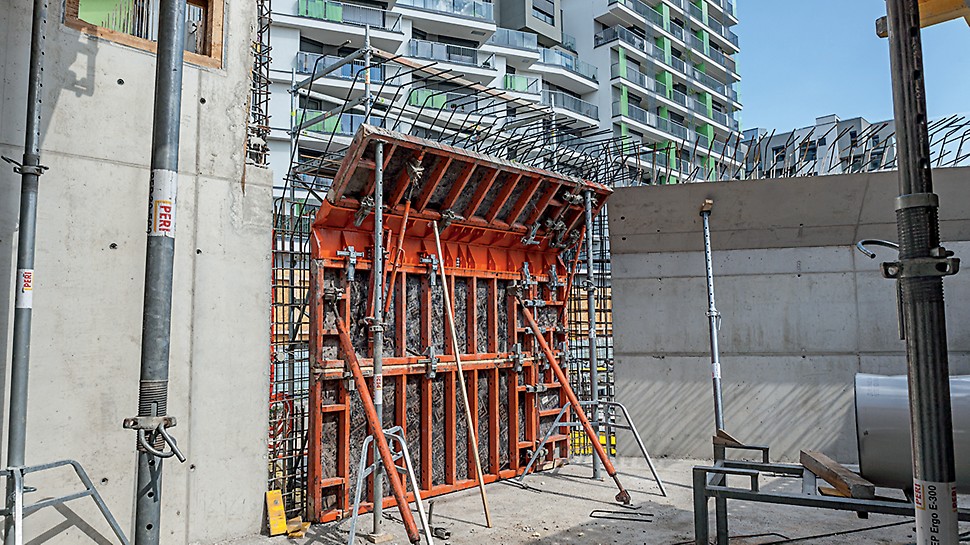 Bytový projekt ByTy Malešice 2. etapa, Praha
Nasazení kloubového rohu horizontálně na stěnový systém bednění TRIO pro vytvoření lomené stěny.