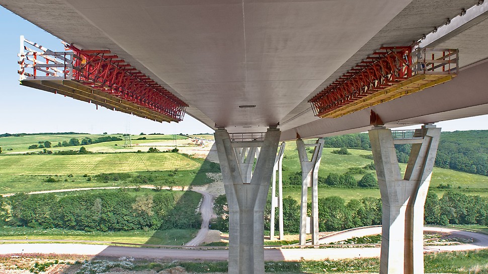 VARIOKIT Gesimskappenbahn: Mit der Gesimskappenbahn können je Woche mehrere, jeweils 20 m lange Mittel- und Außenkappenabschnitte eingeschalt, betoniert und ausgeschalt werden – bei uneingeschränkter Nutzung der Fahrbahn.
