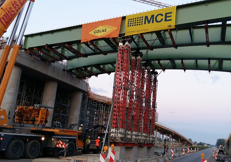 Az öszvér szerkezetű híd közbenső ideiglenes PERI HD 200 nehézállványzata építés közben