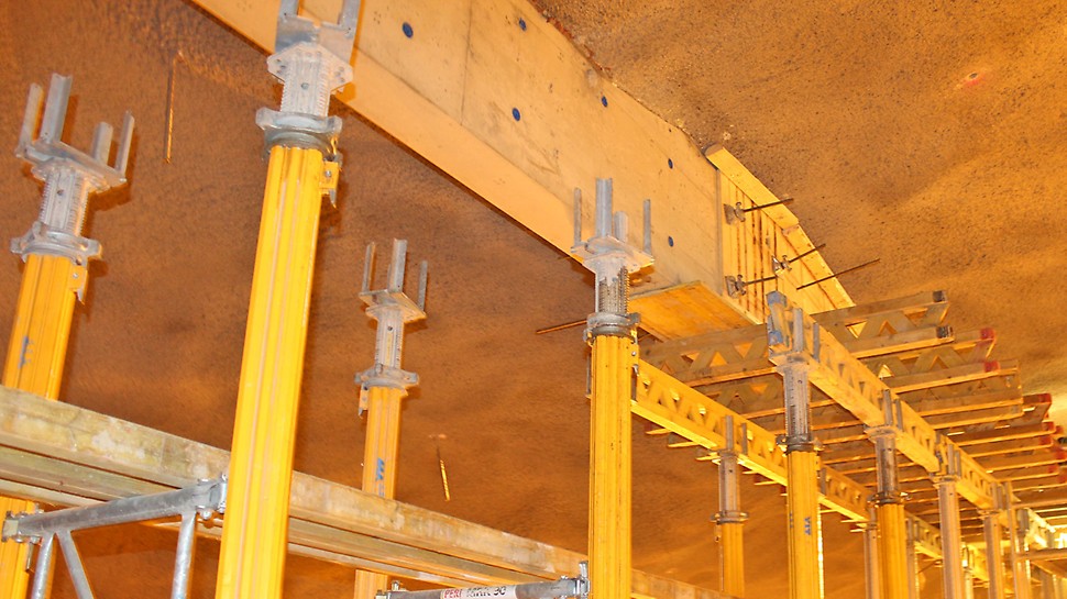 MULTIPROP-holvitukijärjestelmä toimi kattoon valetun betoniseinän tuennassa.