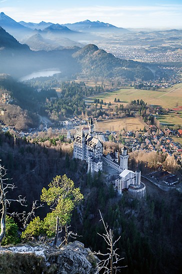 The idyllic location of Neuschwanstein surrounded by lakes and mountains is unique worldwide.