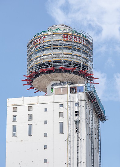 Getreidesilo auf der obersten Ebene des Henninger Turms, welcher mit PERI UP Rosett Flex Arbeits- und Schutzgerüsten umgeben ist, um einen Rückbau zu ermöglichen.