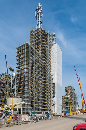 De installatieonderdelen van de nieuwe acetyleenfabriek van BASF reiken tot 90 m hoog.