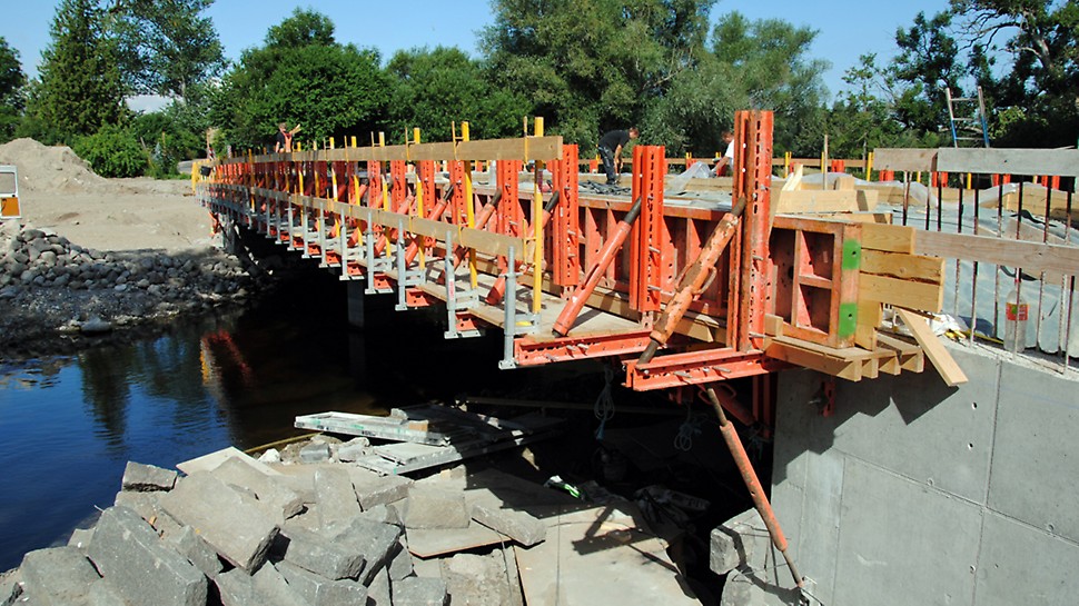 Holløse Møllebro - VARIOKIT konstruktionsmoduler brugt til arbejdsdæk og til fastholdelse af form til kantforskallingen.  