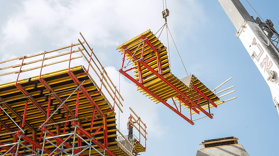 The large-size formwork units with about 8 m x 3 m, based on the VARIOKIT engineering construction kit, could be moved efficiently in only one crane lift.