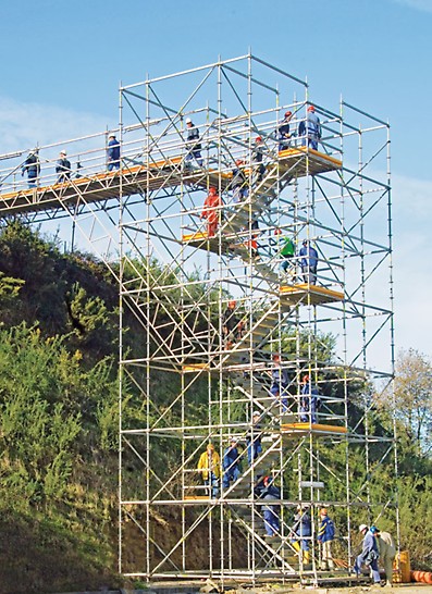 PERI UP Rosett Flex Trappetårn med ståldæk 100,125 på byggeplads.