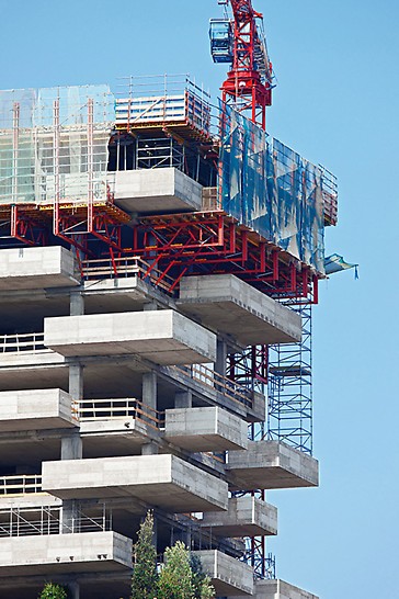 Bosco Verticale, Milano, Italija - RCS zaštitni paneli u potpunosti su zatvarali dva najviša sprata u izgradnji - time je povećan stepen bezbednosti na radu i ubrzani su radni procesi.