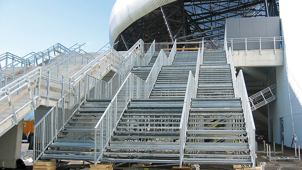 Escadas PERI UP Rosett Public: em caso de grandes eventos públicos, devem ser previstos os acessos para grandes multidões. Para tal, são utilizadas escadas combinadas com pontos de acesso separados através de guarda-corpos interior.