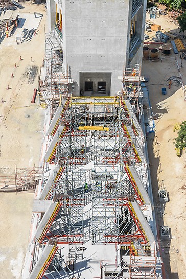 Dubai Frame, United Arab Emirates: The planned exhibition area covered the complete 90 m width between the two towers. The 24 inclined columns, each 7 m high, were formed with VARIO GT 24. PERI UP Modular Scaffolding was used as shoring for the MULTIFLEX Slab Formwork as well as access scaffold.
