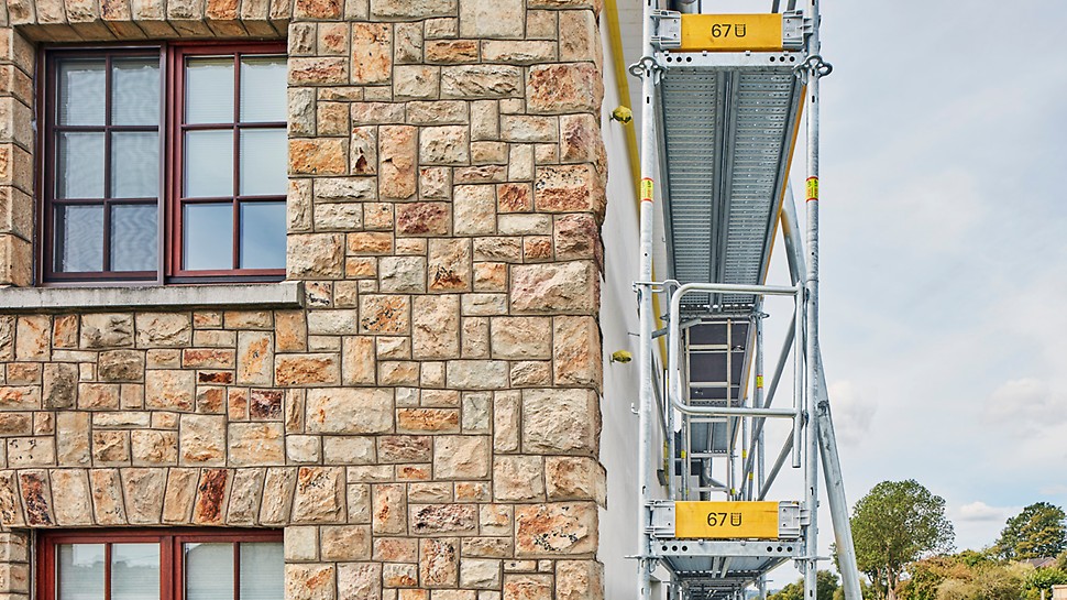 En matière de sécurité, l'échafaudage de façade PERI UP Easy donne d’excellents résultats grâce au système de montage des garde-corps sur le niveau inférieur.