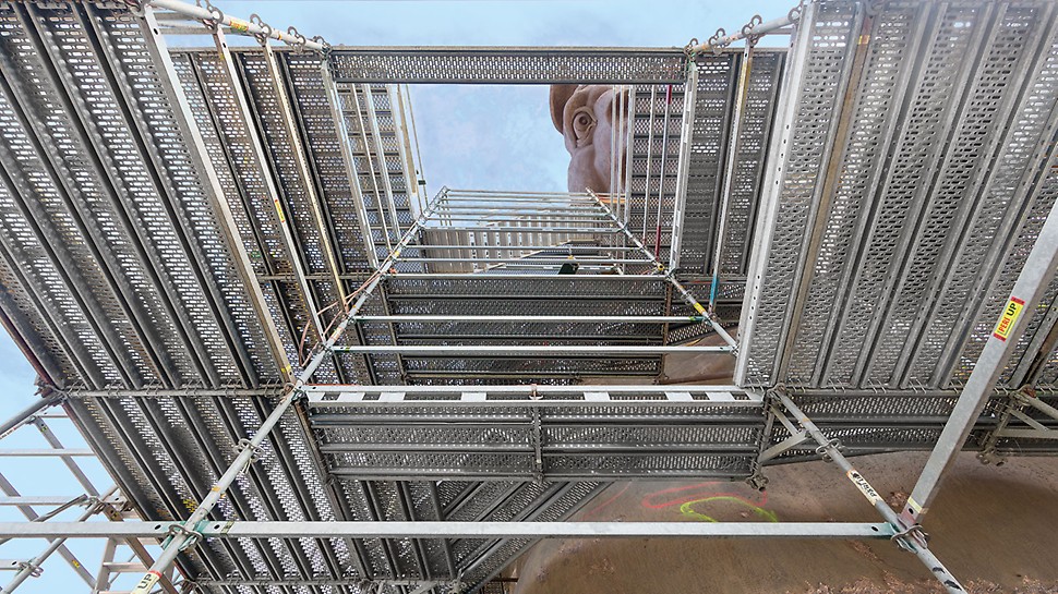 Skulptura Pegaza, SAD - korišćenjem modularne PERI UP Rosett Flex sistemske skele stvoreni su bezbedni radni uslovi za zanatlije i dizajnere metala tokom  realizacije umetničkog dela visine 33 m.