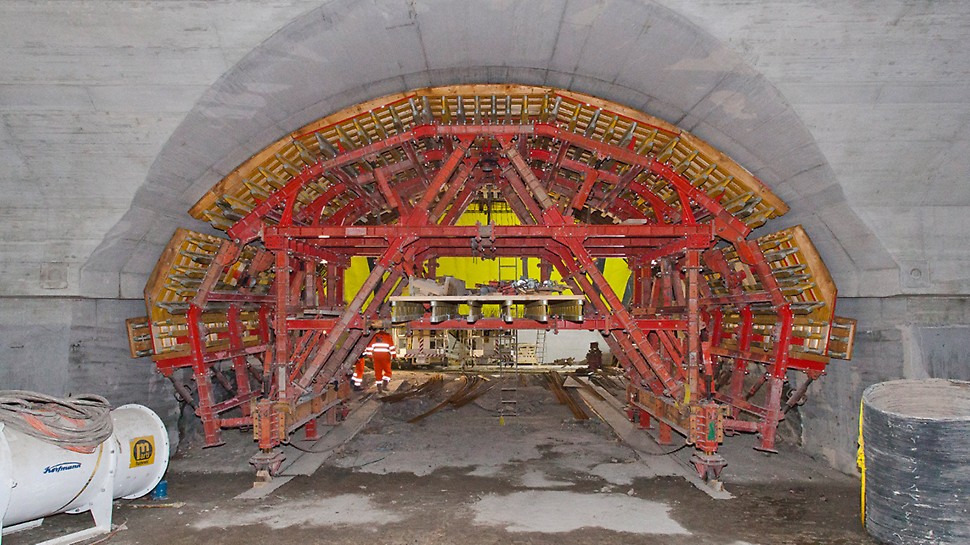 Formwork in connecting gallery between the 2 caverns