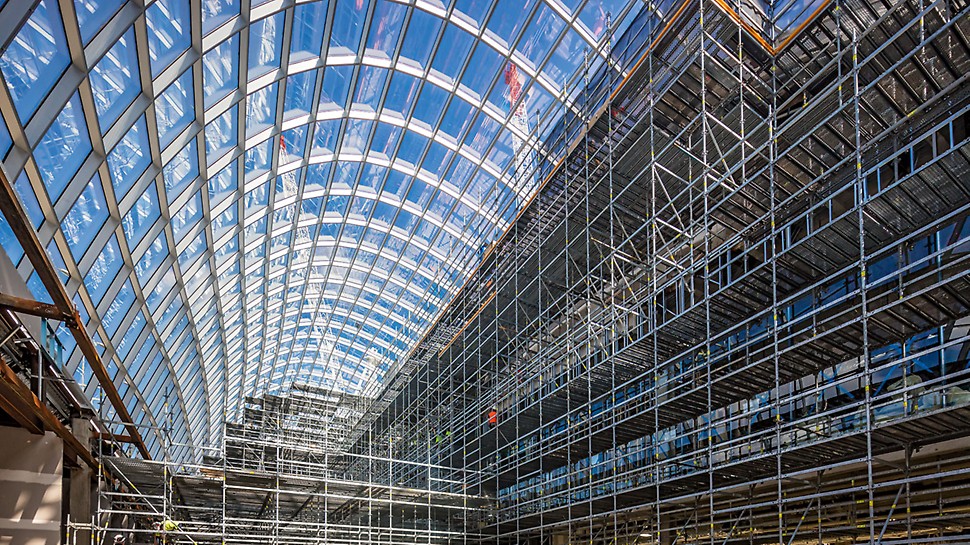 PERI Australia supported the scaffolding contractor with a comprehensive planning solution for the up to 20 m high load-bearing shoring and working scaffold up to 85 m long. Thanks to the lightweight system components, the scaffolding could be erected and dismantled without a crane – so that the restricted crane availability did not jeopardize the scheduled completion date. (Photo: David McArthur Parallax Photography)