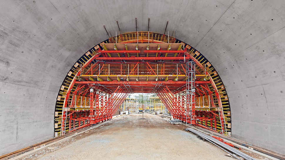 Con componentes estándar del sistema VARIOKIT se montan carros de encofrado rentables para túneles, dimensionados exactamente según las necesidades de cada obra