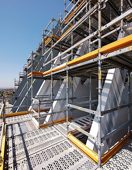 Edificio Ágora, Valencia, Spanien - Das PERI UP Rosett Flex Gerüstsystem passt sich mit seiner modularen und flexiblen Bauweise leicht an die komplexen Formen an.