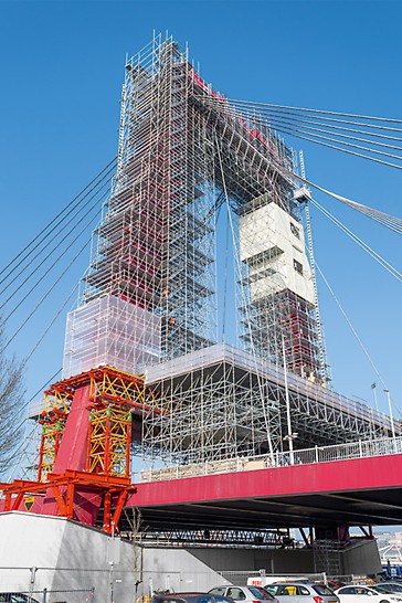Die Einrüstung der beiden Pylone der Willemsbrücke erfolgt mit einer PERI Systemkombination aus PERI UP und VARIOKIT.